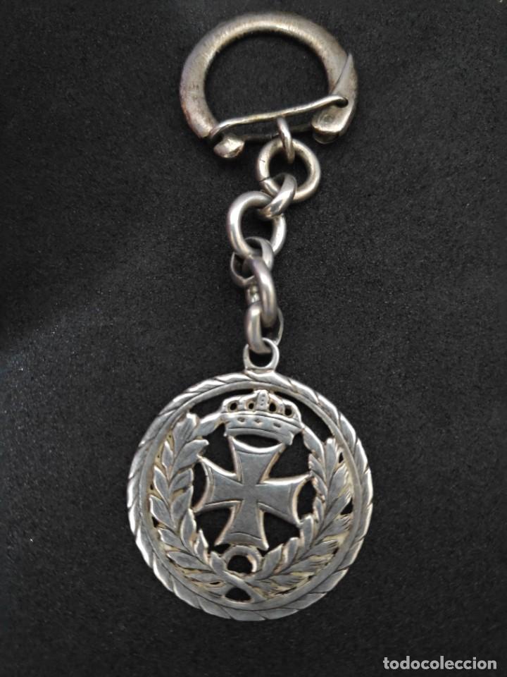 Militaria: Antiguo llavero emblema sanidad militar en plata