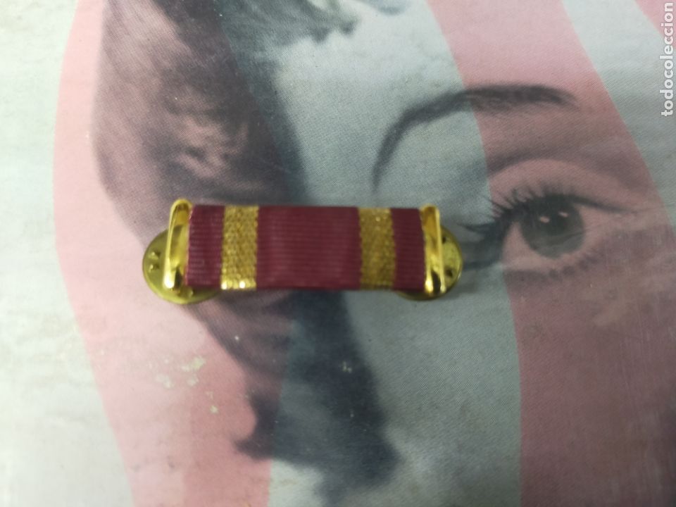 Military Antiques: Pasador de medalla granate con dos bandas Doradas 3,5 cent. De largo