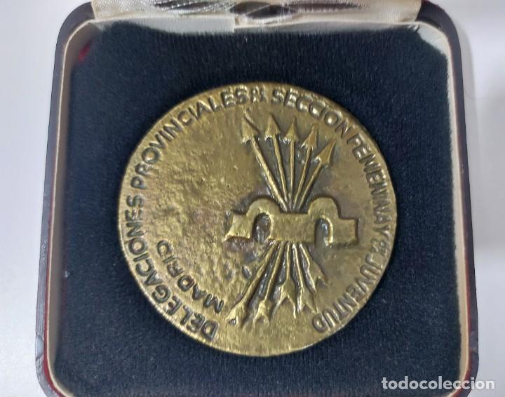 Military Antiques: ANTIGUA MEDALLA DE LA SECCION FEMENINA Y JUVENTUD DE MADRID - DELEGACIONES PROVINCIALES - EN SU CAJA