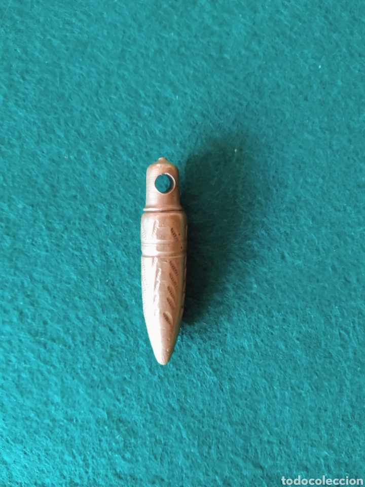Military Antiques: COLGANTE DE METAL TIPO BALA