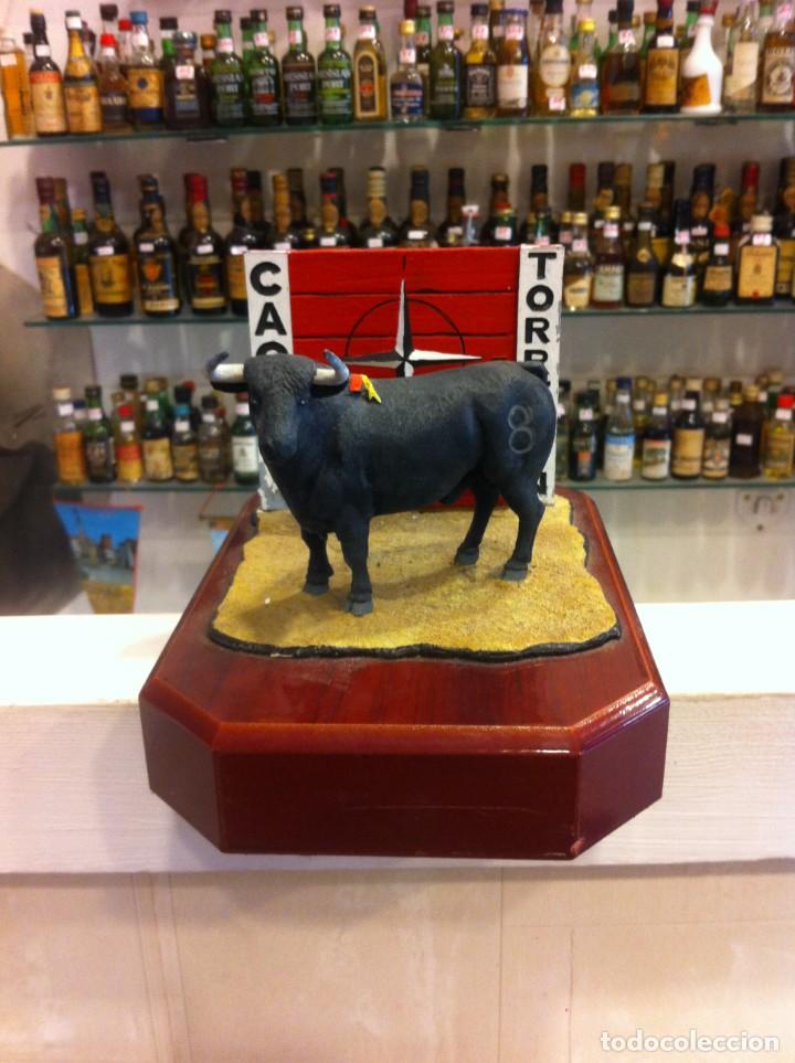 Militaria: FIGURA DE LA BASE MILITAR DE TORREJ&Oacute;N, CAOC 8. TORO