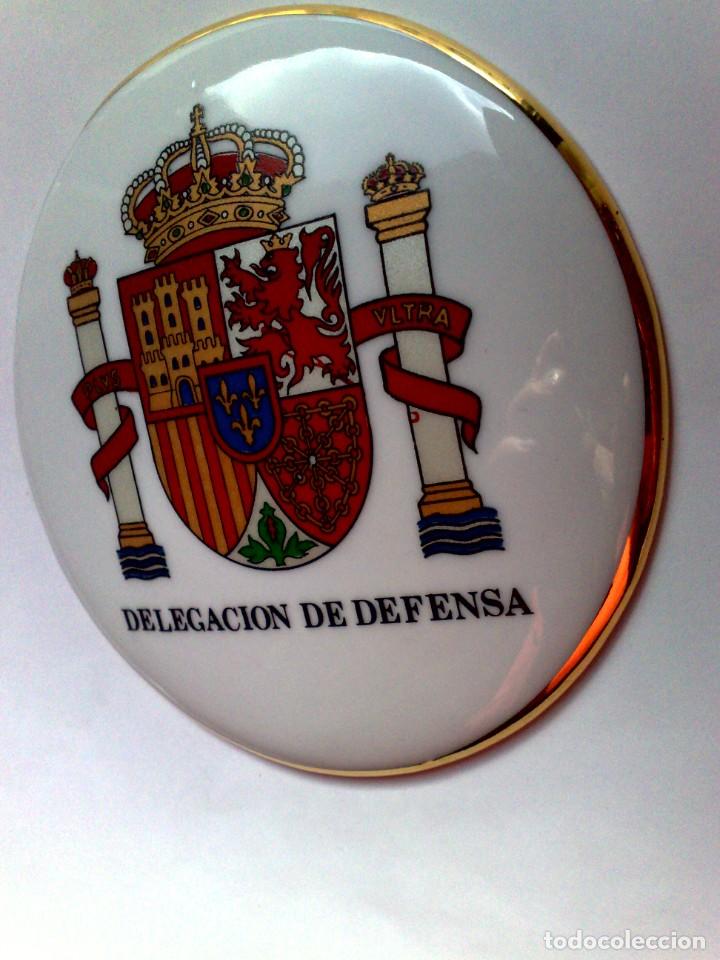 Militaria: PLACA DE PORCELANA ESMALTADA,ORLA DORADA,DELEGACION DE DEFENSA.