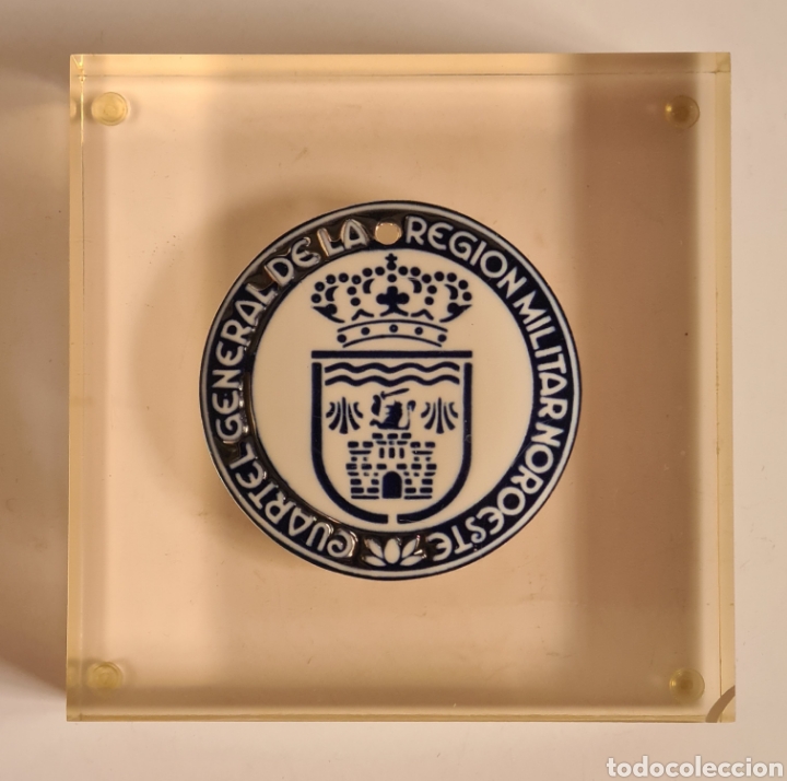 Military Antiques: Medalla Cuartel General de la Regi&oacute;n Militar Noroeste Porcelana Sargadelos en bloque de Metacrilato