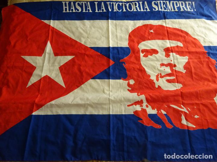 Militaria: BANDERA POL&Iacute;TICO MILITAR ERNESTO CHE GUEVARA REVOLUCION CUBANA CUBA. HASTA VICTORIA 140X100CM. 100GR
