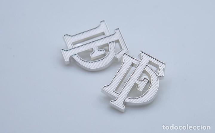Military Antiques: REPRODUCCION DISTINTIVO PARA HOMBRERAS DER F&Uuml;HRER - PLATA
