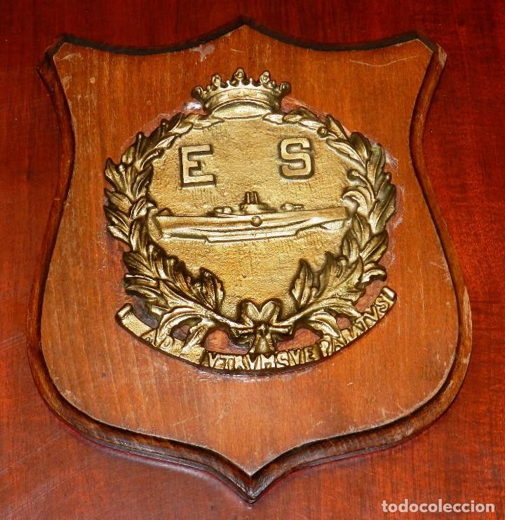 Military Antiques: Metopa de la Escuela de Submarinos de Cartagena, E S. AD UTRUMQUE PARATUS, MIDE 23,5 X 19 CMS.