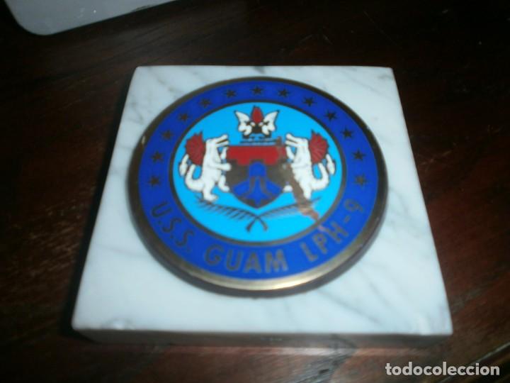 Military Antiques: Metopa pisapales USS Guam LPH-9 buque de asalto anfibio, esmaltado bronce peana de m&aacute;rmol 10X10 cm
