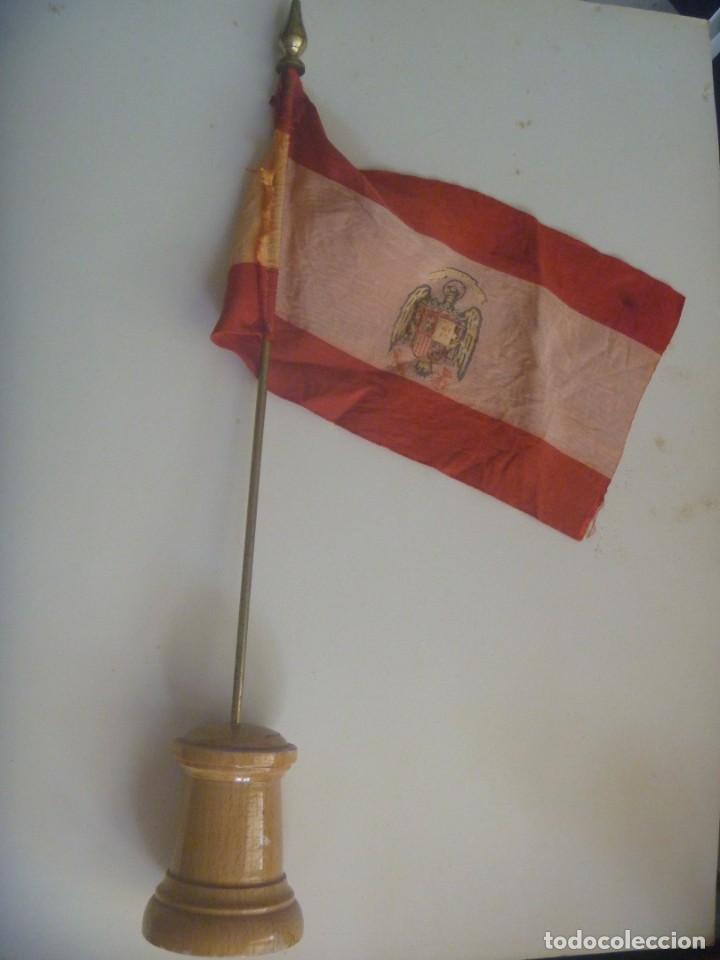 Militaria: ANTIGUA BANDERITA DE MESA NACIONAL CON AGUILA DE SAN JUAN, EPOCA DE FRANCO