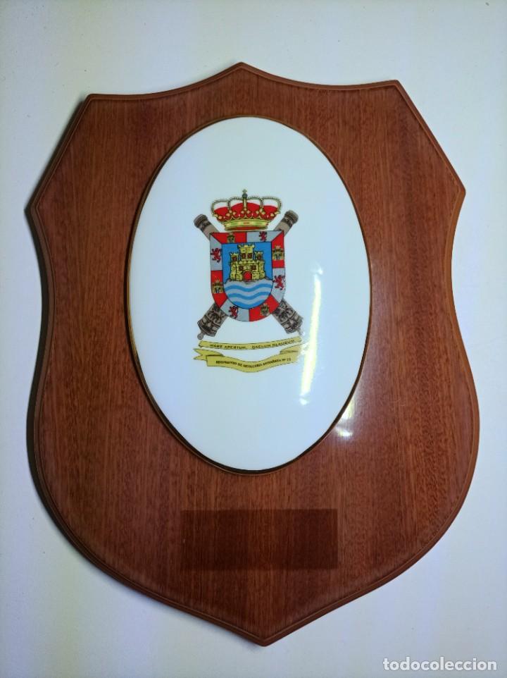 Military Antiques: Metopa militar. Ovalo cer&aacute;mico sobre madera con escudo. Regimiento de Artilleria Antiaerea N&ordm; 73.