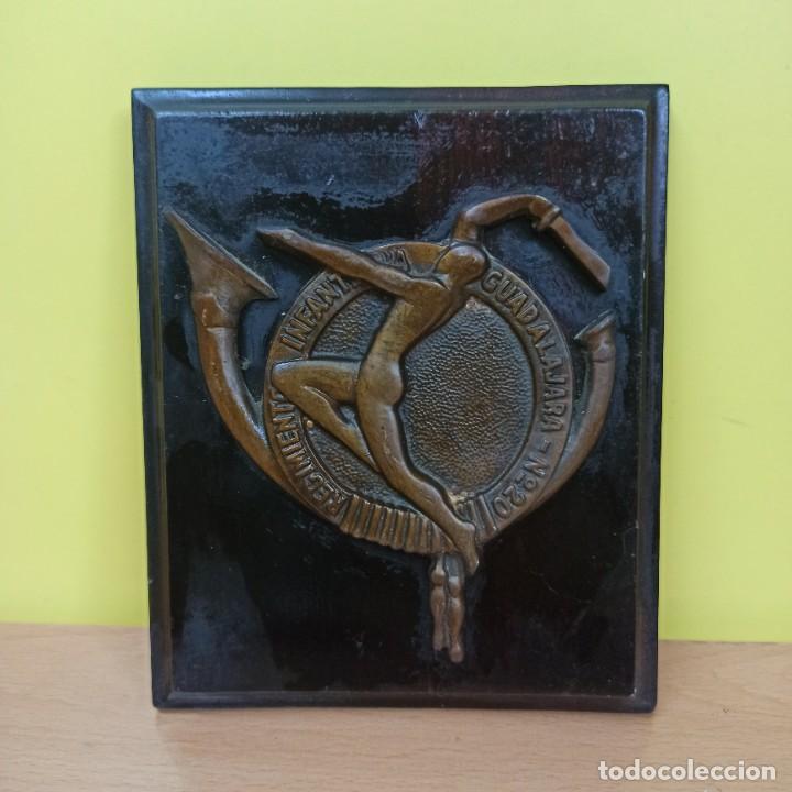 Military Antiques: PLACA / METOPA - REGIMIENTO INFANTERIA GUADALAJARA N&ordm; 20