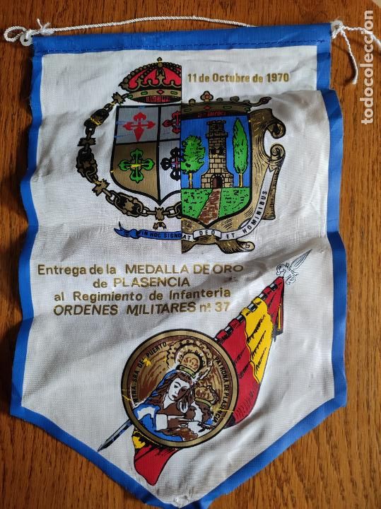 Military Antiques: ANTIGUO BANDERIN 1970 ENTREGA MEDALLA DE ORO DE PLASENCIA AL REGIMIENTO DE INFANTERIA ORDENES MILITA