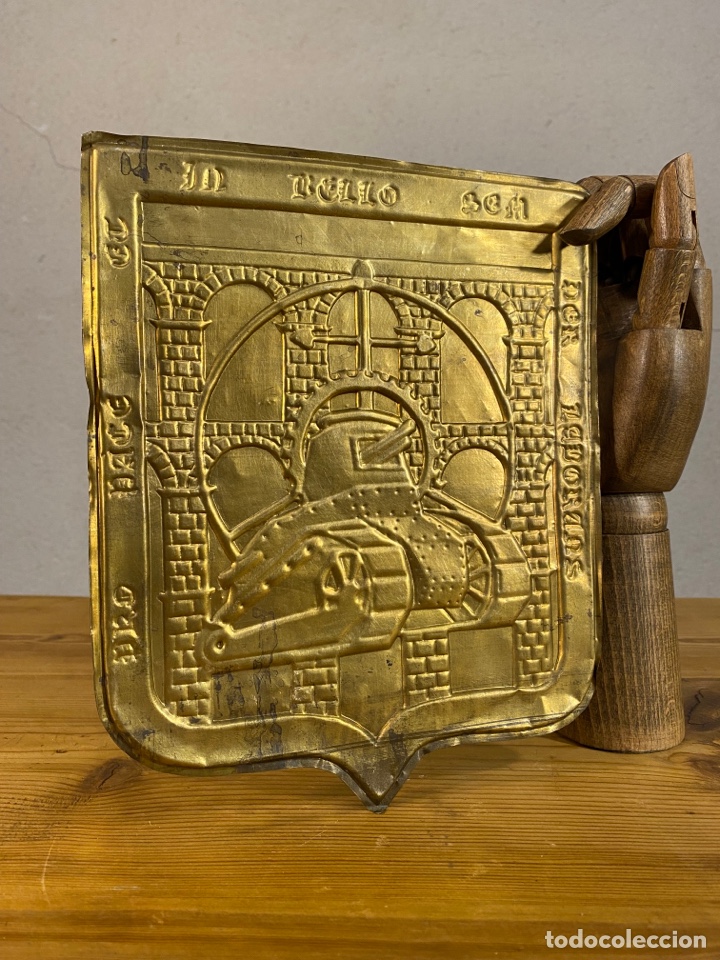 Militaria: Escudo militar de la base mixta de Segovia - Lat&oacute;n dorado - Tanque sobre Acueducto. Cartel letrero.
