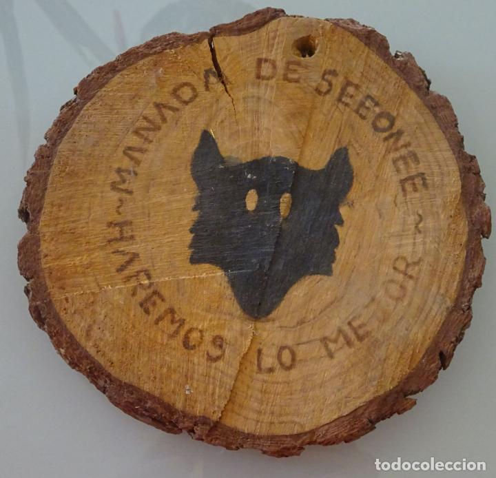 Militaria: METOPA CUADRO MADERA TRONCO ALCORNOQUE. BOYSCOUTS SCOUTS LOBATOS. MANADA DE SEEONEE 18CM. 330GR