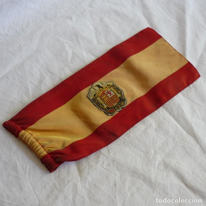 Militaria: Peque&ntilde;a bandera de Espa&ntilde;a en tela con escudo &aacute;guila bordado