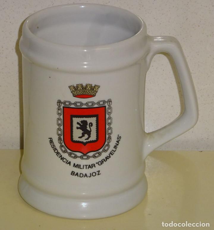 Militaria: JARRA DE CER&Aacute;MICA MILITAR. RESIDENCIA MILITAR GRAVELINAS BADAJOZ. 13CM 490 GR