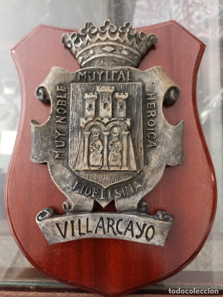 Militaria: Metopa. Escudo de Villarcayo. Burgos. Madera y pasta