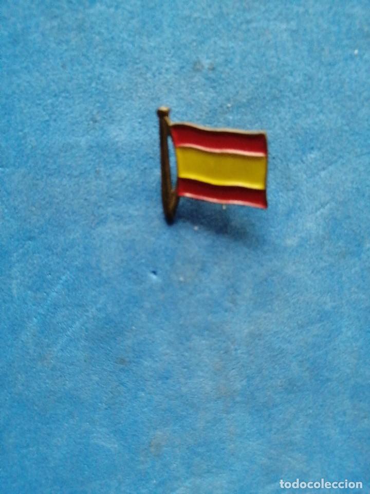 Militaria: Insignia de solapa con la bandera de Espa&ntilde;a