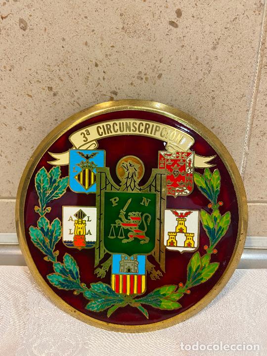 Military Antiques: 84.- Chapa de lat&oacute;n esmaltado 3&ordf; Circunscripci&oacute;n de la Polic&iacute;a Nacional Armada