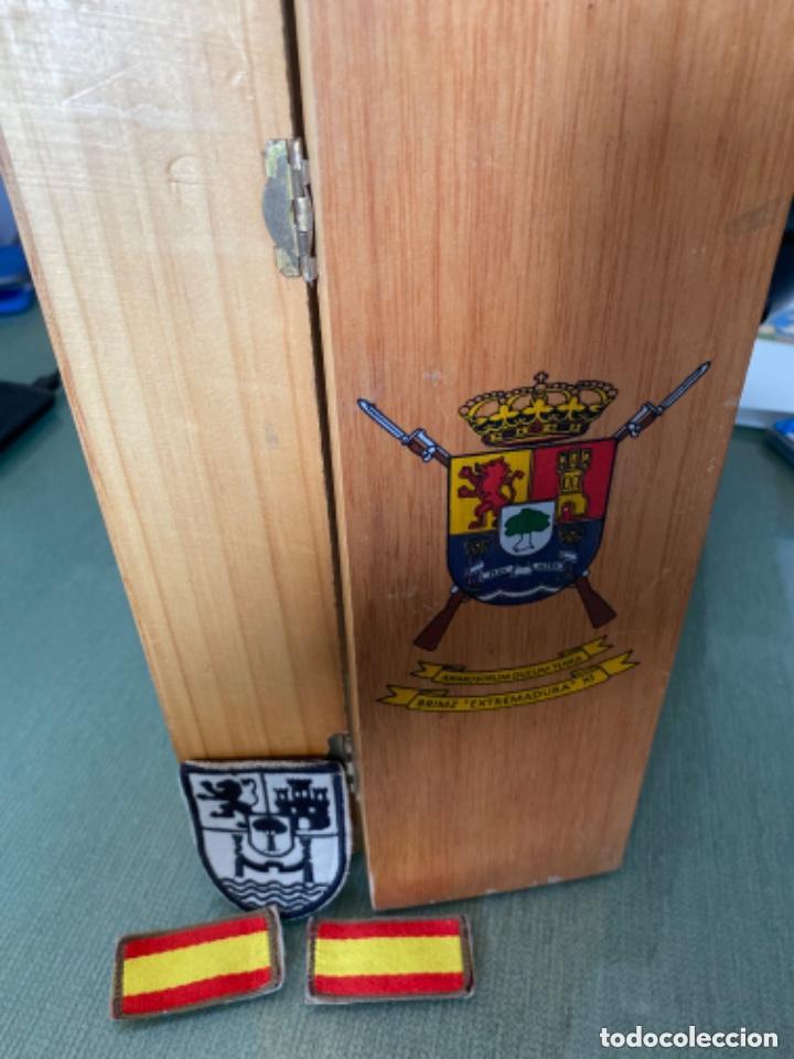 Military Antiques: LOTE MILITAR CAJA Y PARCHE BRIMZ EXTREMADURA XI