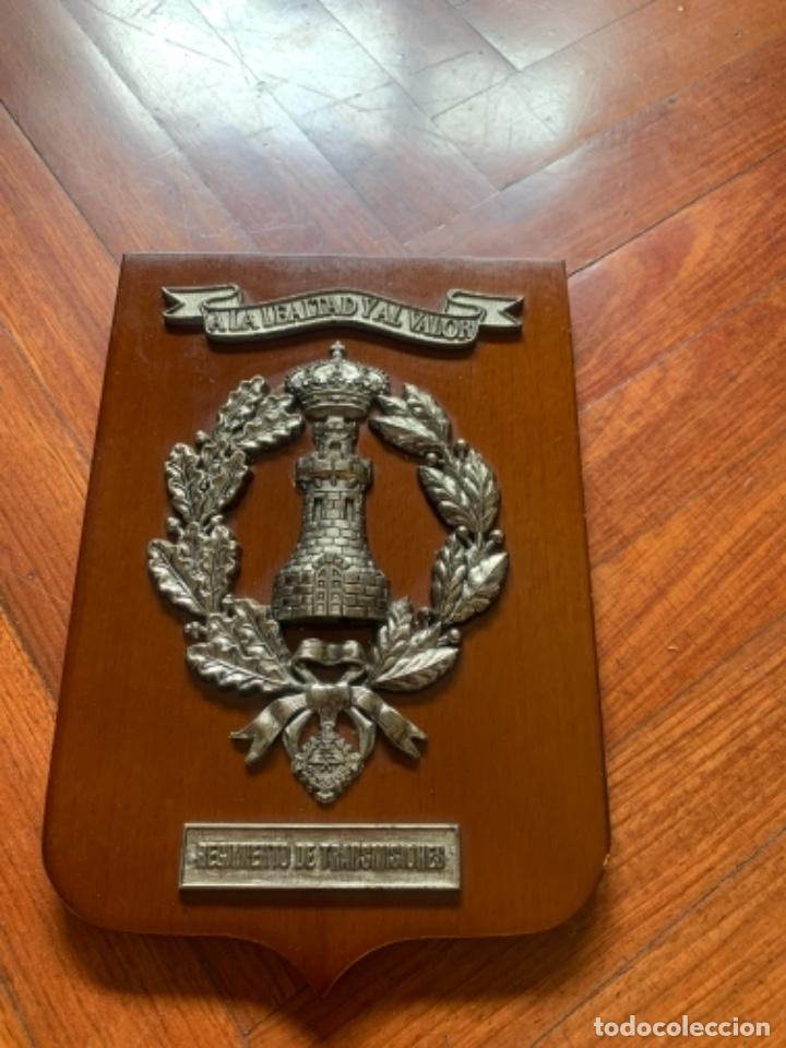 Military Antiques: METOPA DEL REGIMIENTO DE TRANSMISIONES. A LA LEALTAD Y AL VALOR. 23,5 X 15,5 CMS.