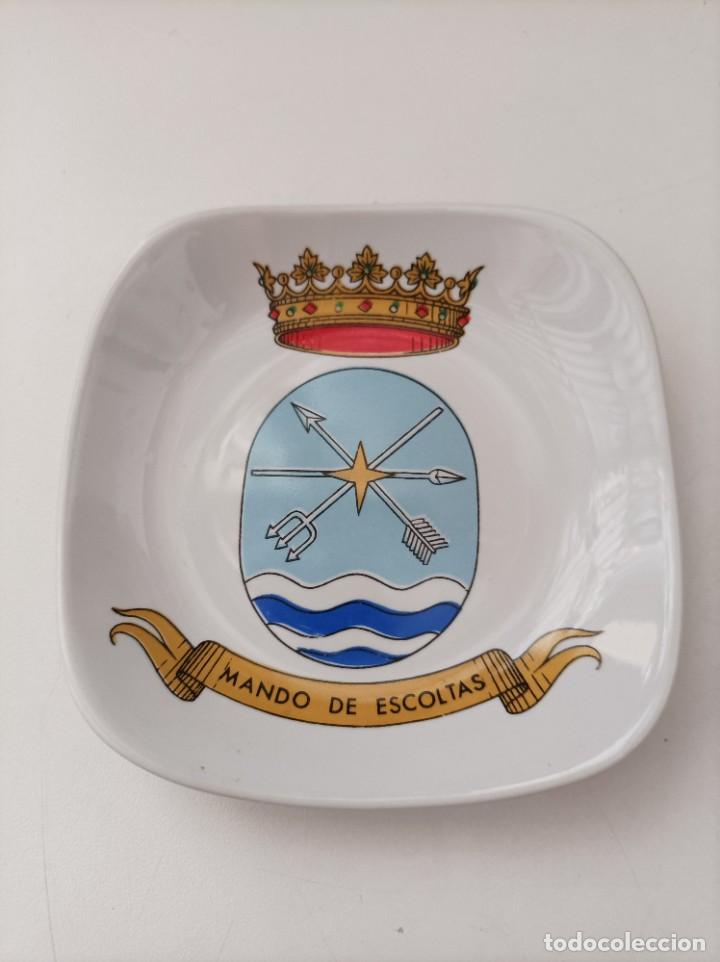 Military Antiques: Platillo - cenicero en ceramica. MANDO DE ESCOLTAS.