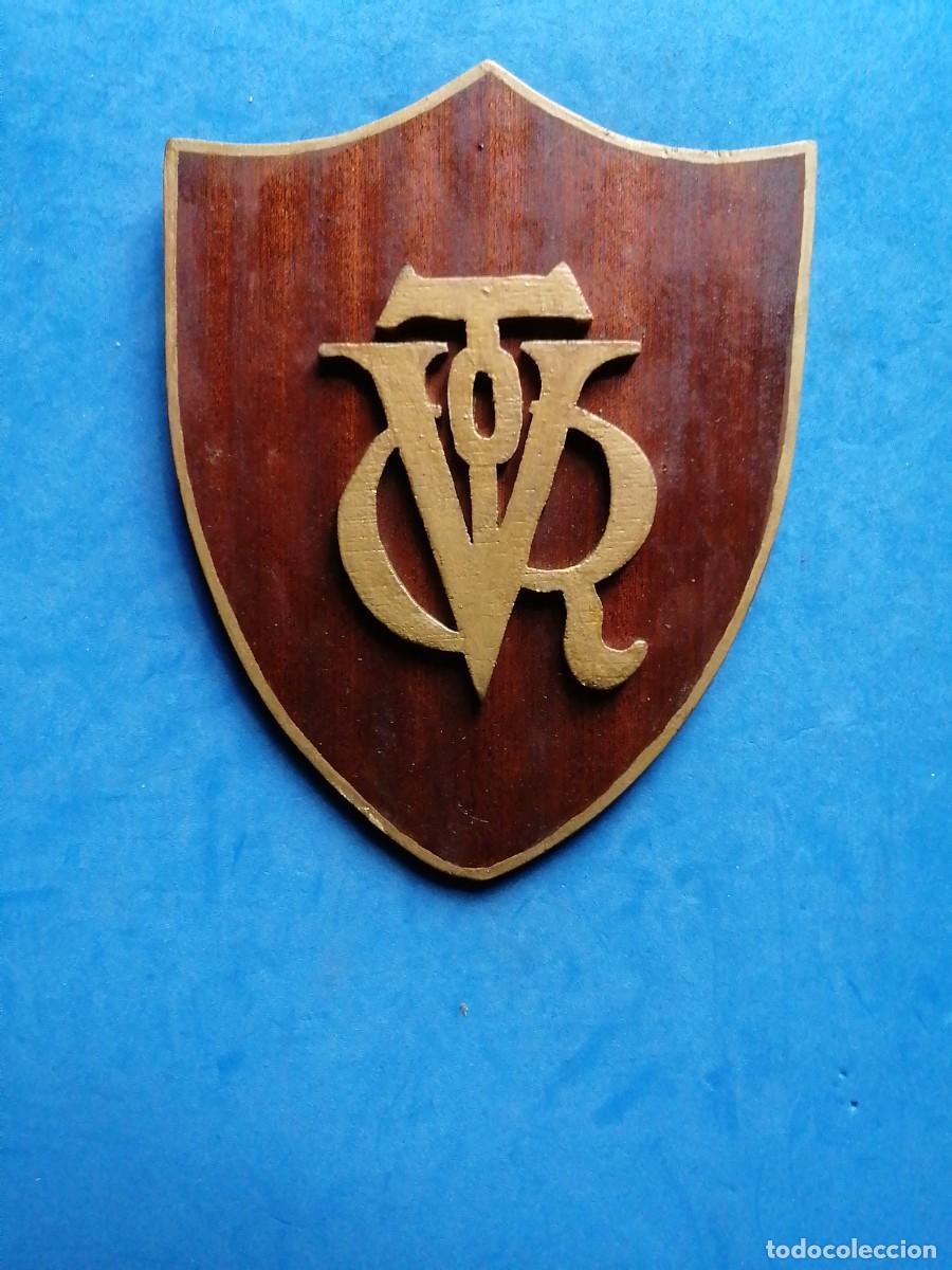 Militaria: Metopa de madera a segueta Victor. 14x18cm
