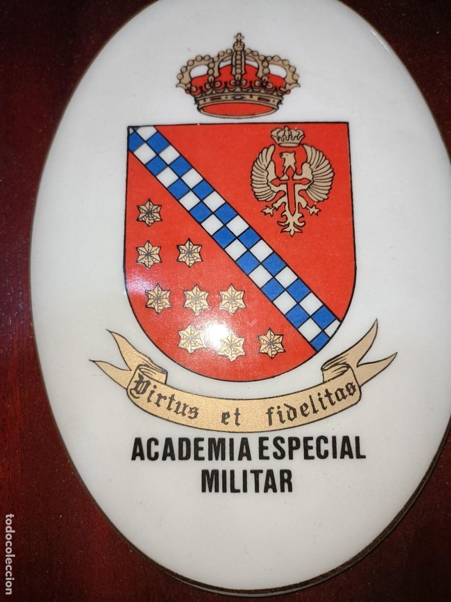 Militaria: Me topa realizada en cer&aacute;mica y madera de la academia especial militar