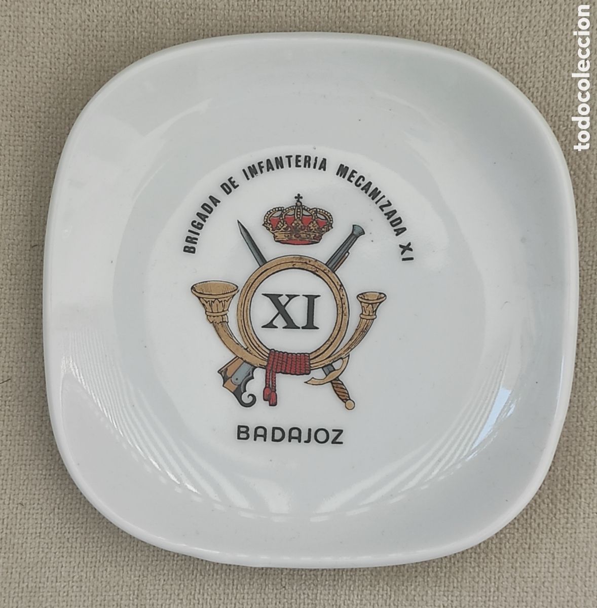 Militaria: PLATO CER&Aacute;MICA MILITAR BRIGADA INFANTER&Iacute;A MECANIZADA XI BADAJOZ