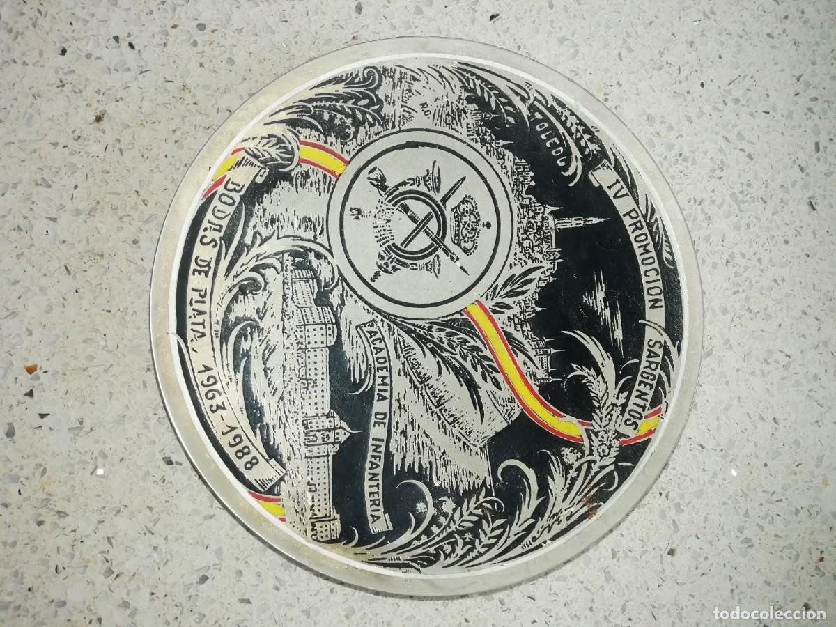 Military Antiques: Plato metal grabado IV promocion sargentos academia de infanteria bodas de plata 1963-1988