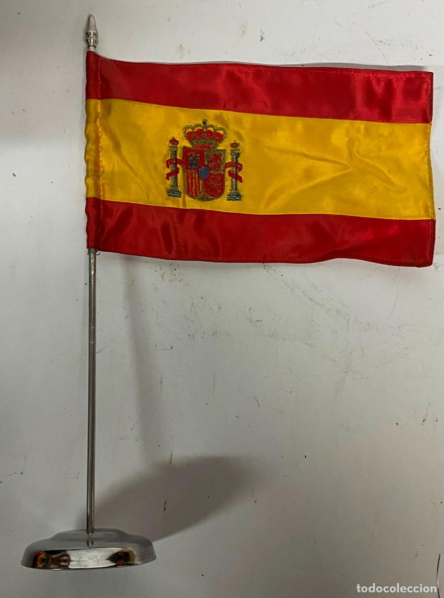 Military Antiques: Bandera de Espa&ntilde;a, bander&iacute;n de mesa de despacho o escritorio con escudo de Espa&ntilde;a, mide de altura 38