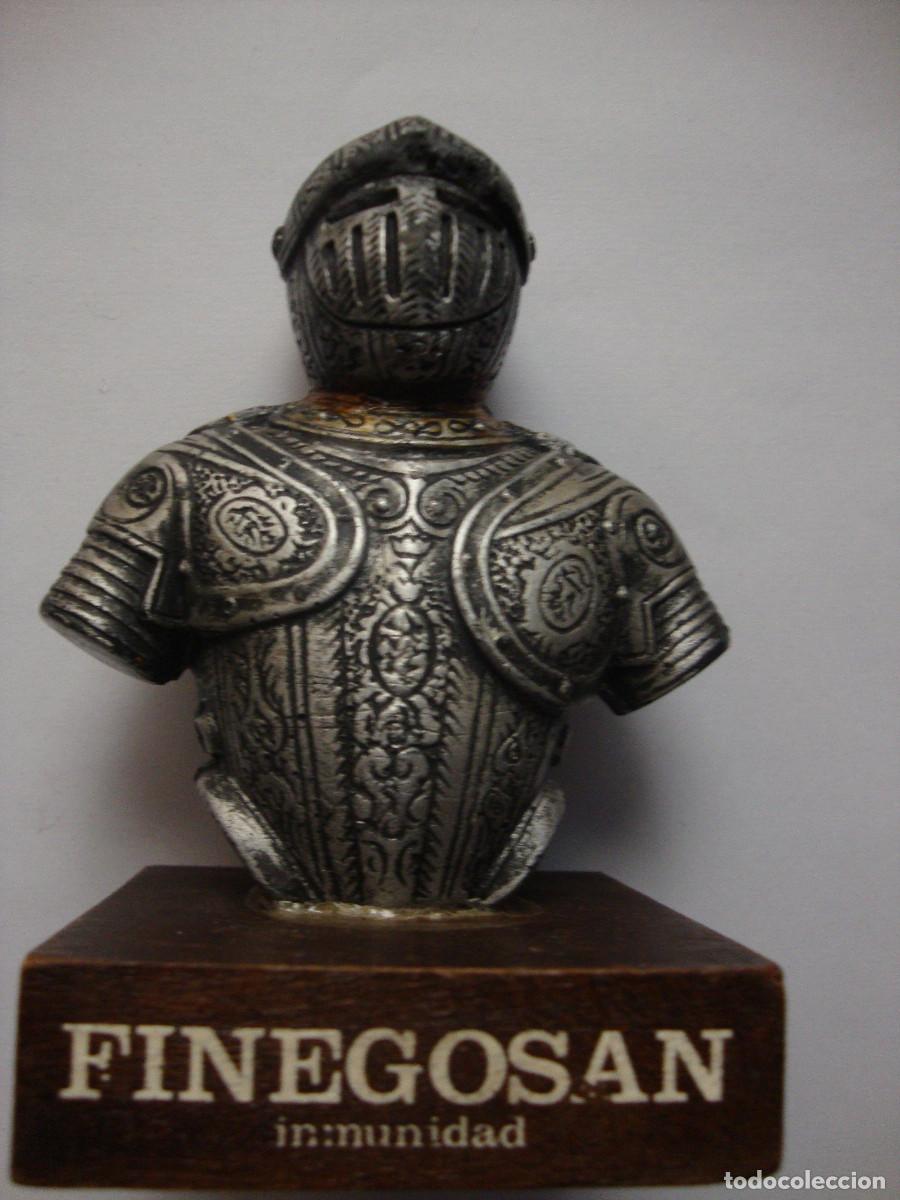 Military Antiques: BUSTO DE ARMADURA METALICA SOBRE MADERA 12 X 9 CM