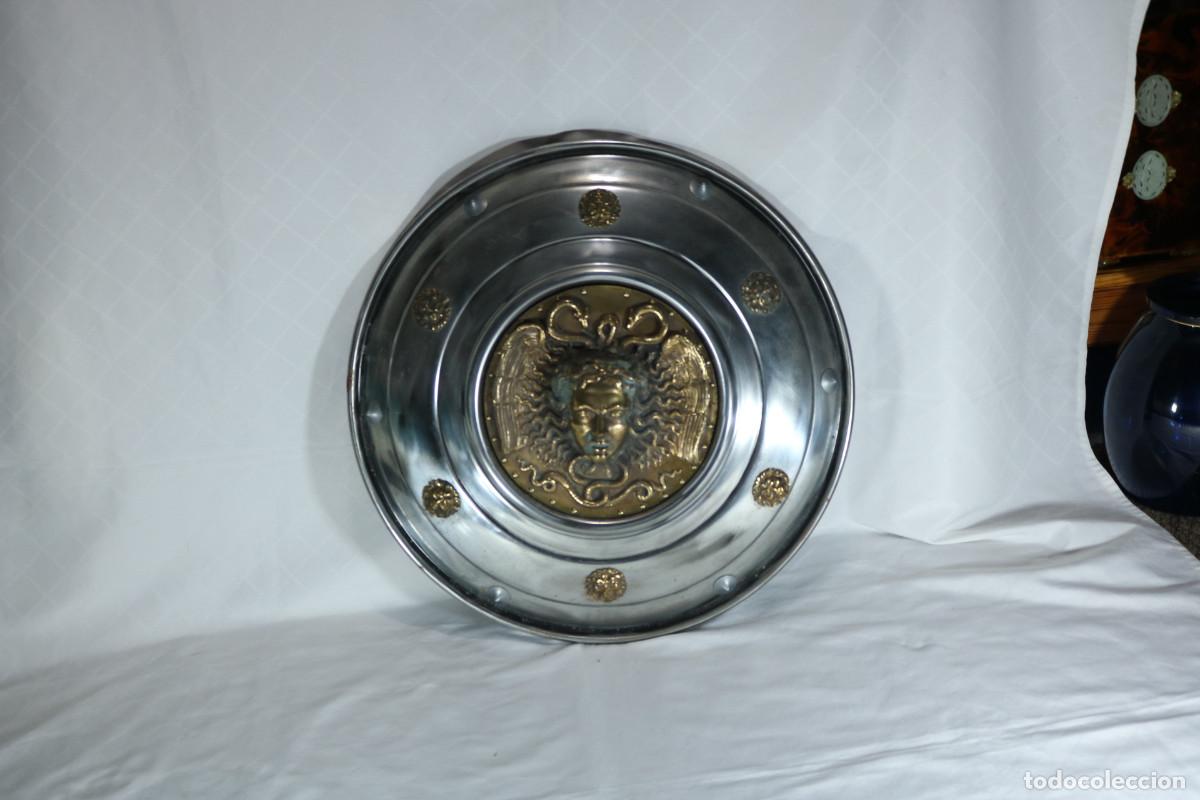 Military Antiques: Antiqu&iacute;simo escudo decorativo de bronce de Medusa - Pieza rara e interesante