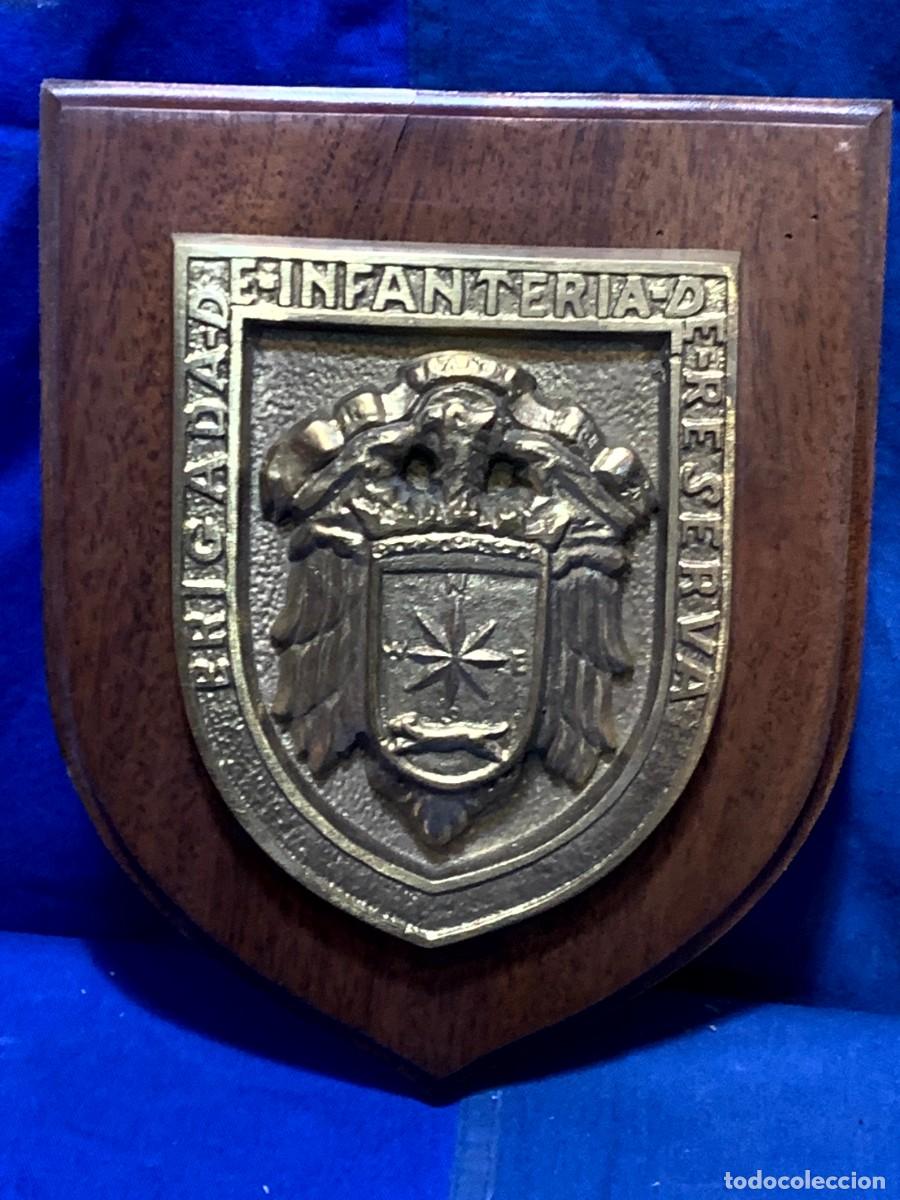Military Antiques: METOPA MILIOTAR BRIGADA INFANTERIA RESERVA BRONCE MADERA 23X18CMS