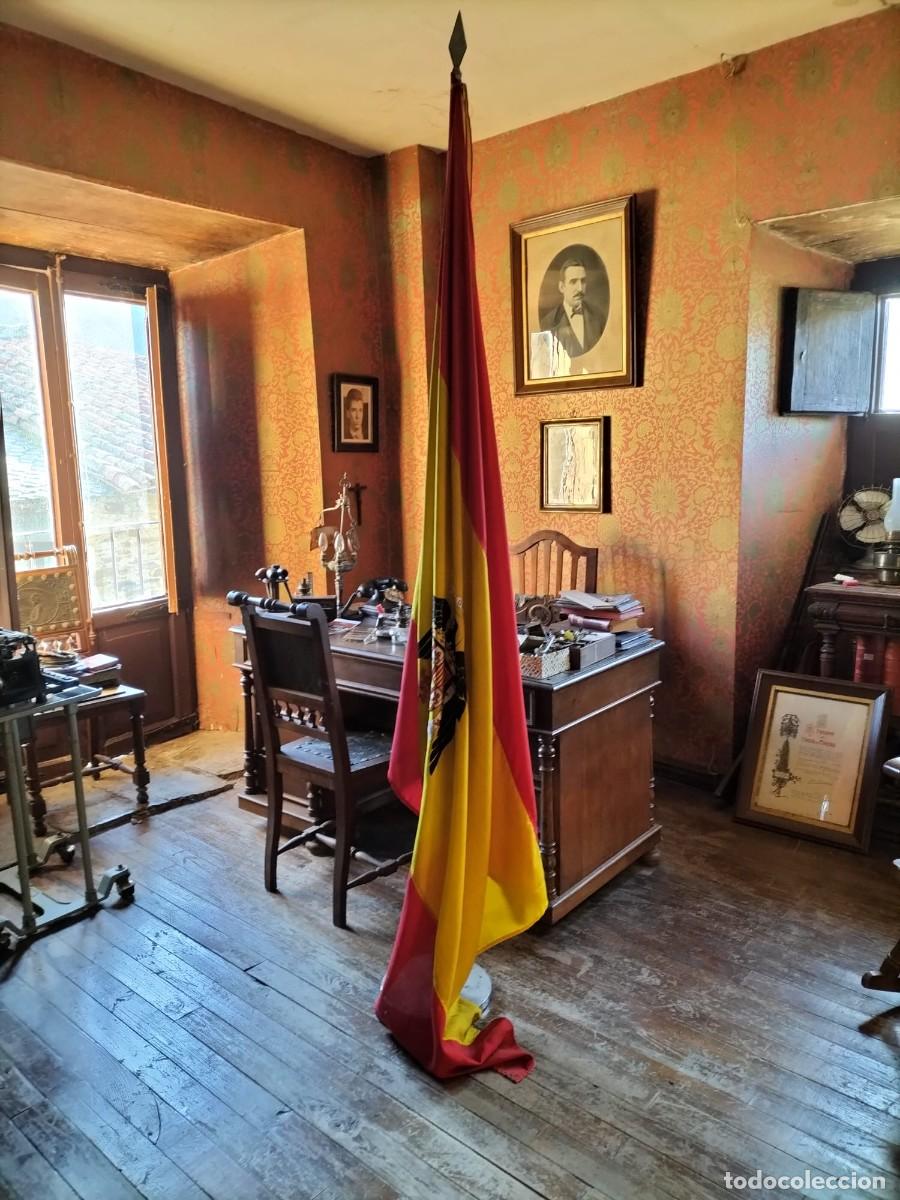 Militaria: Bandera de Espa&ntilde;a y m&aacute;stil a&ntilde;os 60-70 con bordado 180 x 142 cm