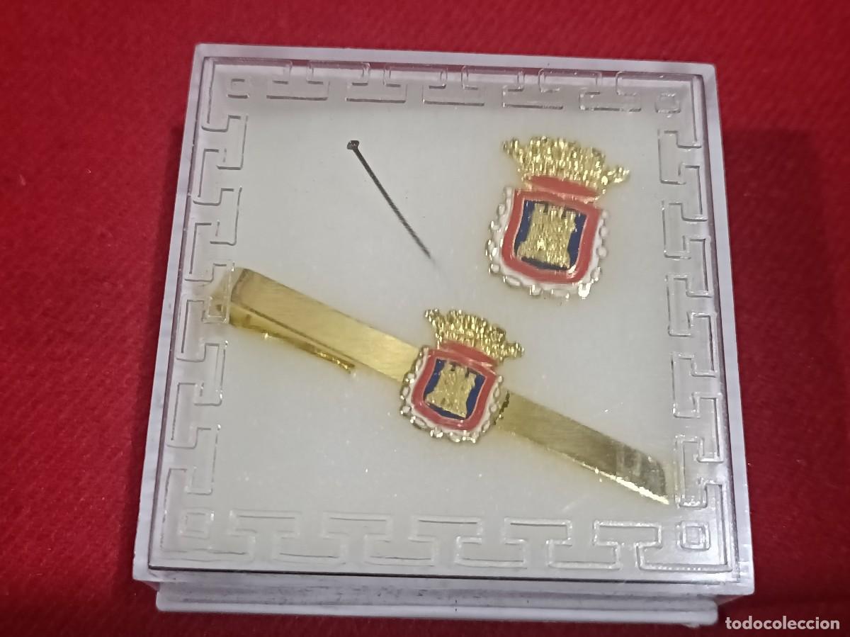 Military Antiques: Dicha corbatas e insignia del ej&eacute;rcito