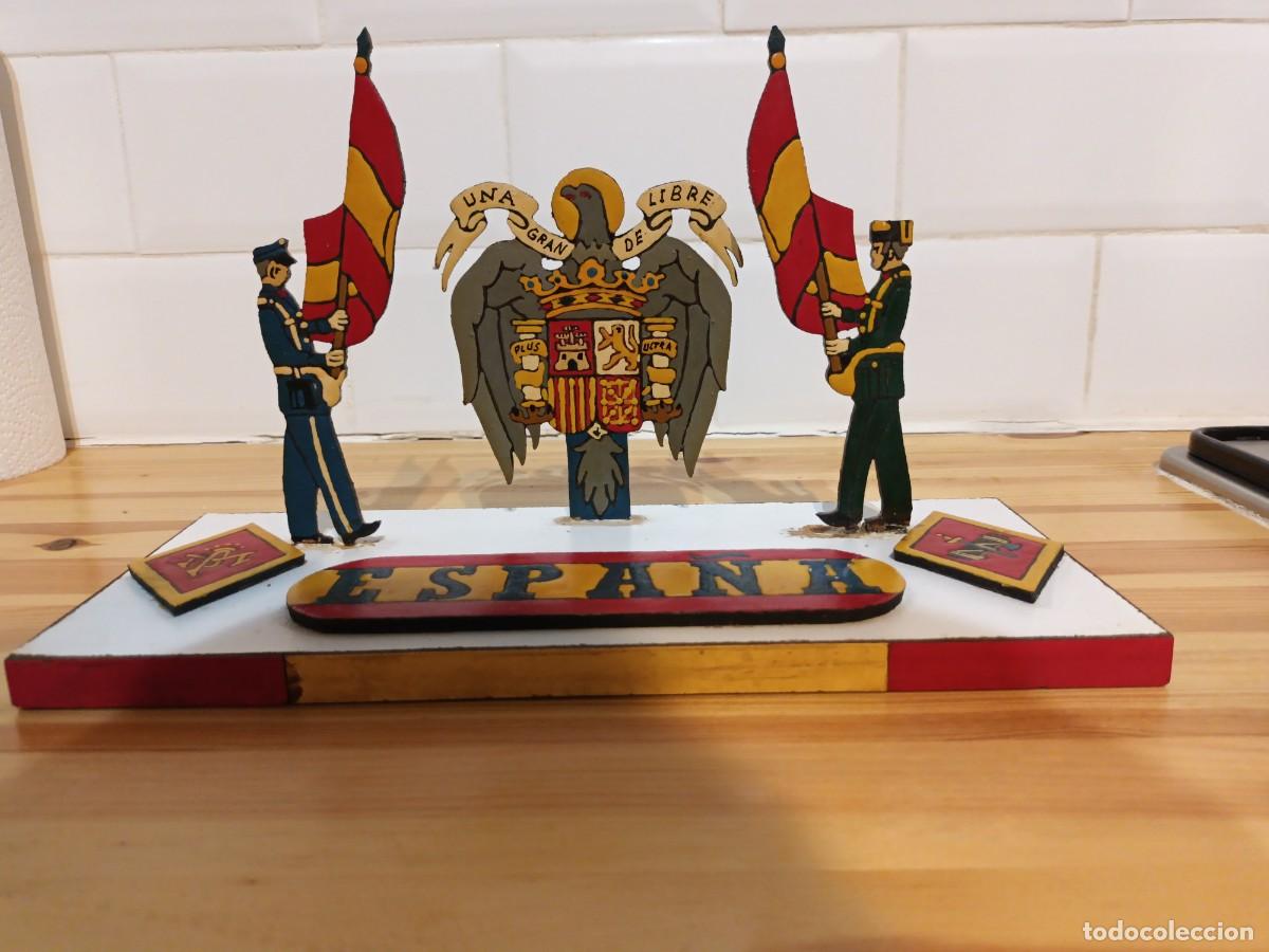 Militaria: Expositor homenaje a la Guardia Civil y el Ej&eacute;rcito con escudo nacional, a&ntilde;os 50 o 60