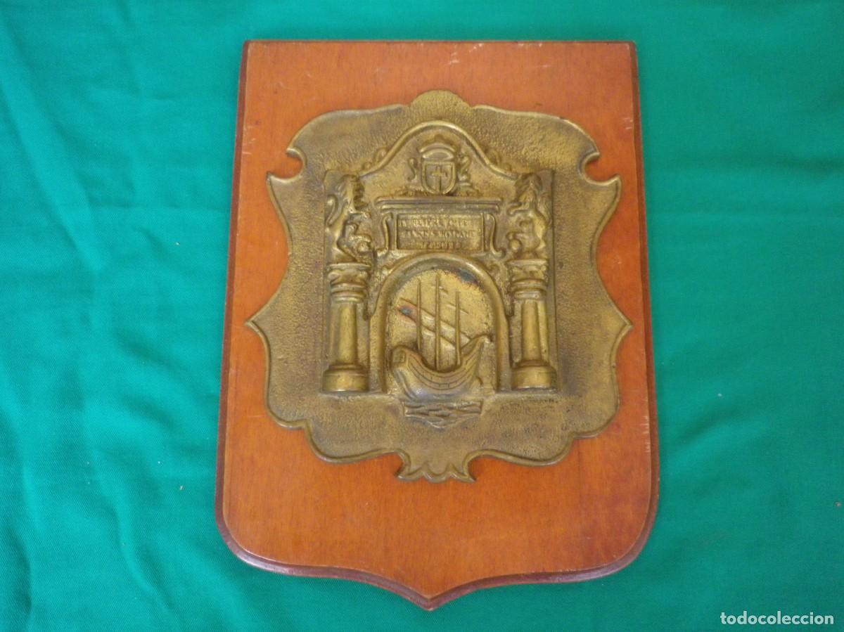 Military Antiques: ARTICULO REBAJADO. SUPER OFERTA.METOPA MILITAR DE BRONCE Y MADERA.