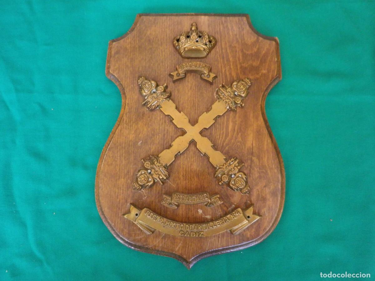 Military Antiques: ARTICULO REBAJADO. SUPER OFERTA: METOPA MILITAR EN BRONCE Y MADERA.