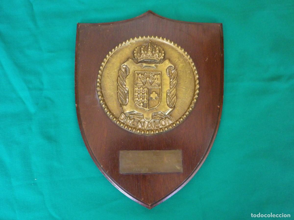 Military Antiques: ARTICULO REBAJADO. SUPER OFERTA: METOPA MILITAR EN BRONCE Y MADERA.