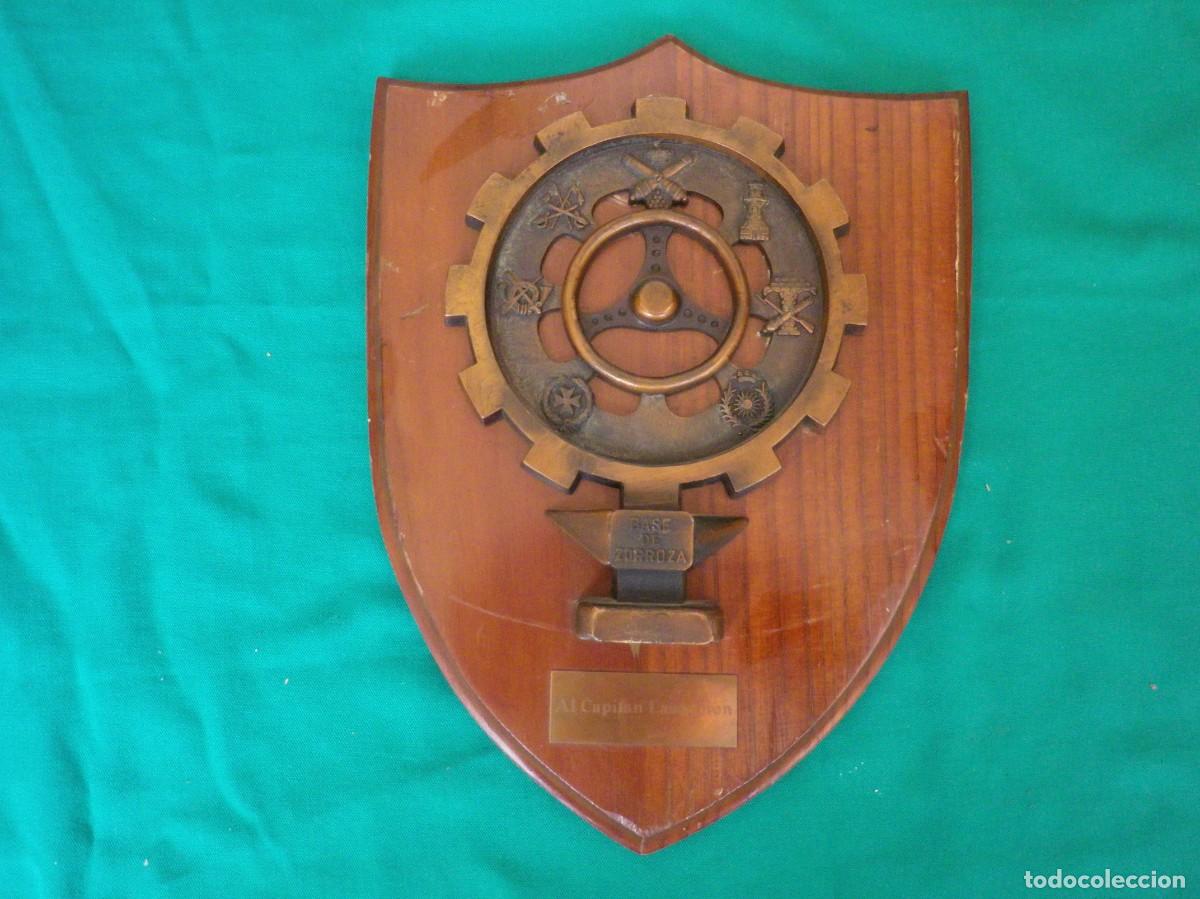 Military Antiques: ARTICULO REBAJADO. SUPER OFERTA: METOPA MILITAR DE BRONCE Y MADERA.