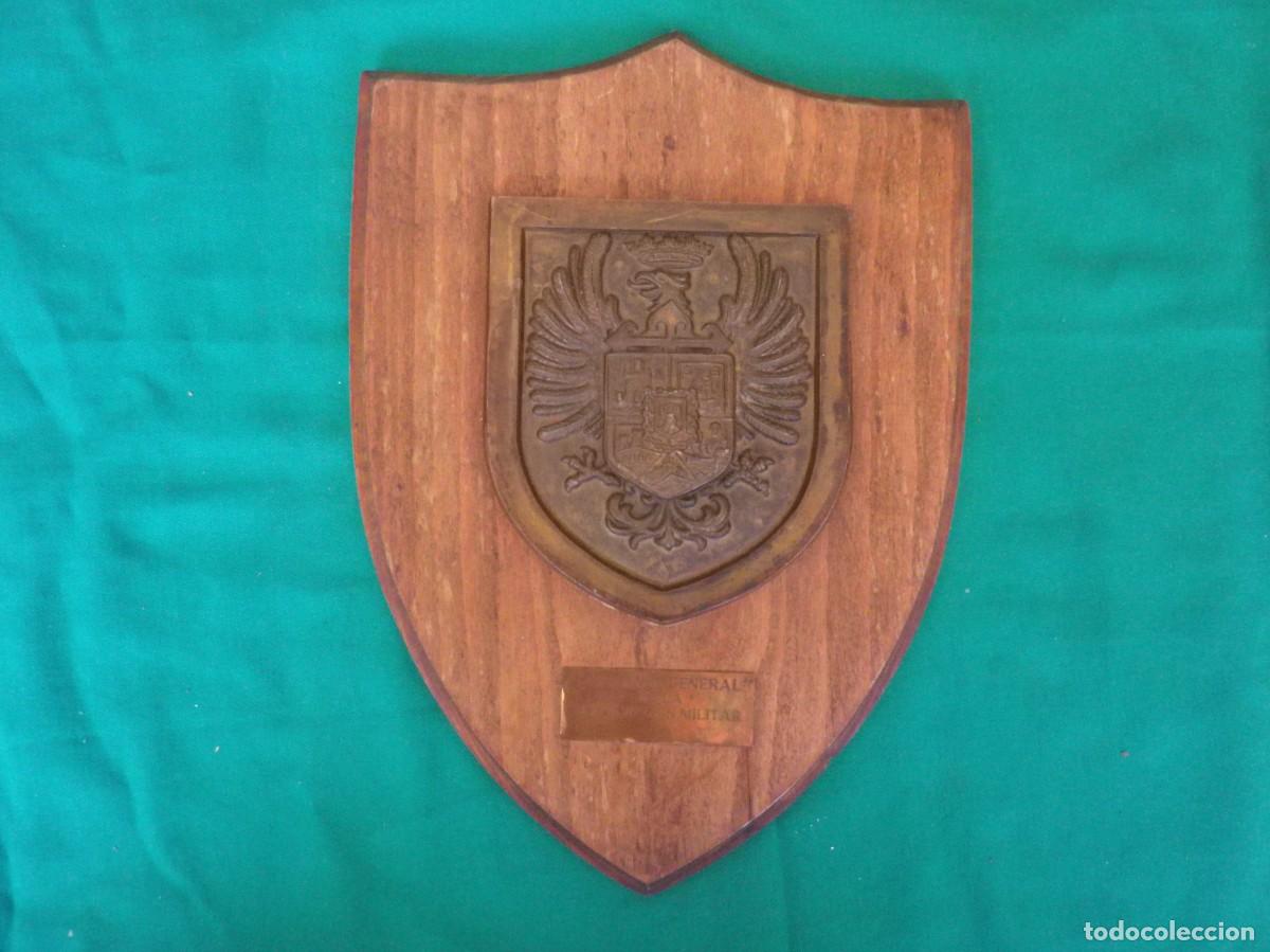 Military Antiques: ARTICULO REBAJADO. SUPER OFERTA: METOPA MILITAR EN BRONCE Y MADERA.