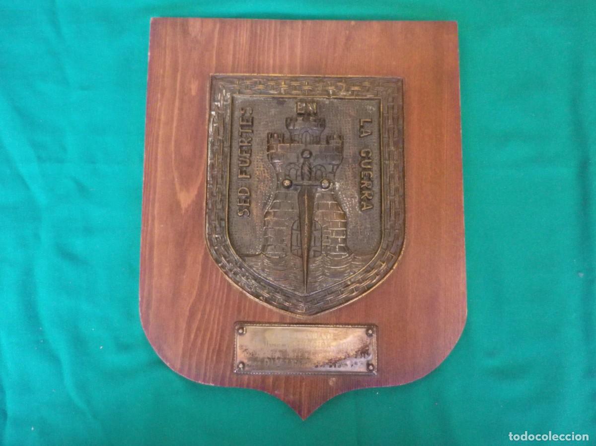 Military Antiques: ARTICULO REBAJADO. SUPER OFERTA: METOPA MILITAR EN BRONCE Y MADERA.