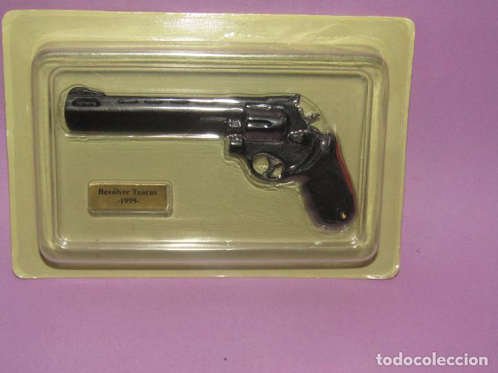 Militaria: Colecci&oacute;n ARMAS HIST&Oacute;RICAS de SALVAT - Rev&oacute;lver TAURUS de 1999