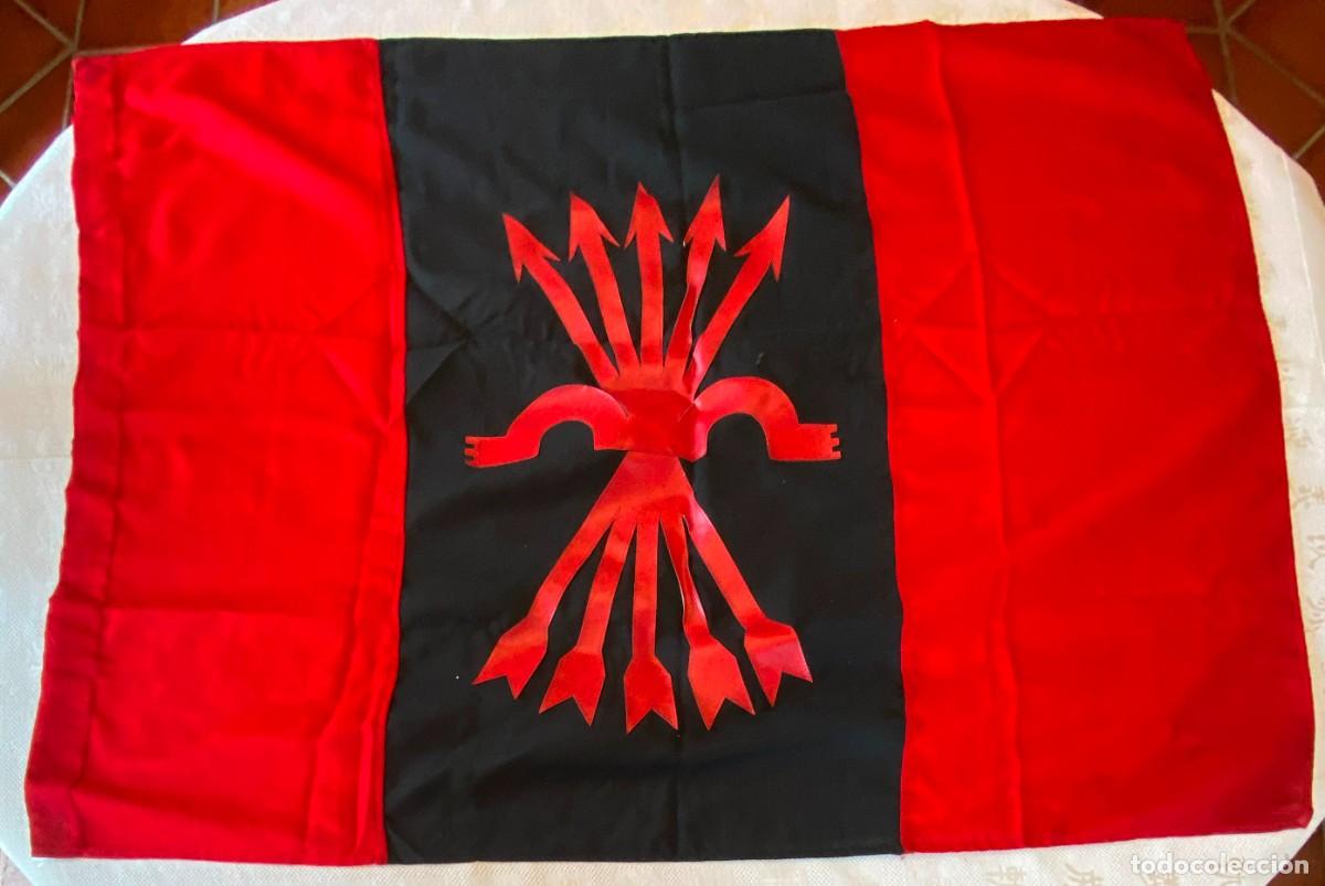 Military Antiques: Antigua Bandera de Falange con el yugo y las 5 flechas cosidas a una cara. Mide 115 x 85 cms. Se ven