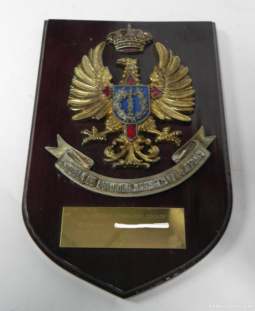 Military Antiques: METOPA MILITAR DE LA ESCUELA DE ESTUDIOS JURIDICOS DEL EJERCITO, CON CHAPA A GENERAL, MIDE 25 X 16 C