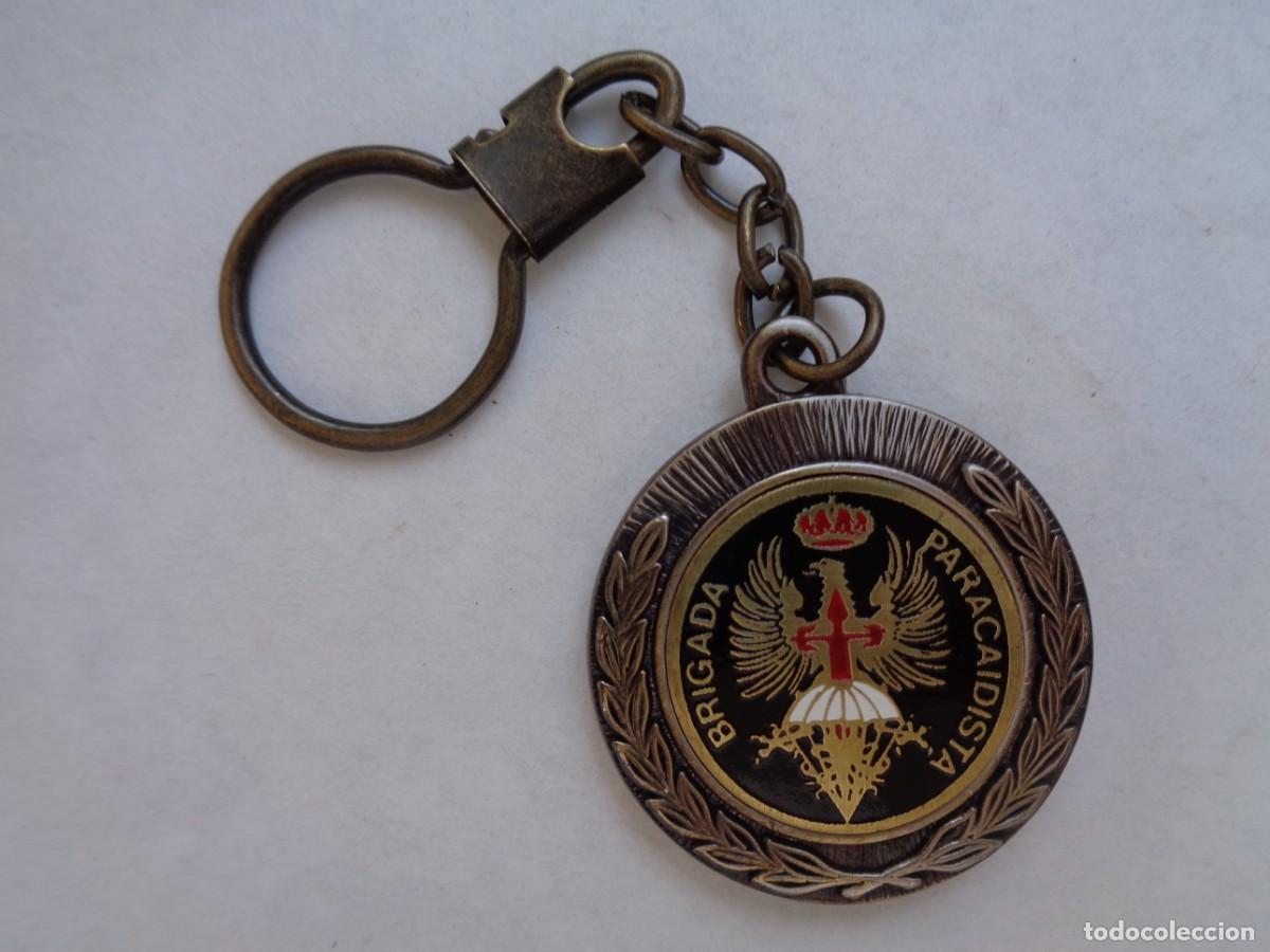 Military Antiques: BRIGADA PARACAIDISTA , BRIPAC : LLAVERO CON EMBLEMA Y DETRAS DEL CUERPO DE INTENDENCIA