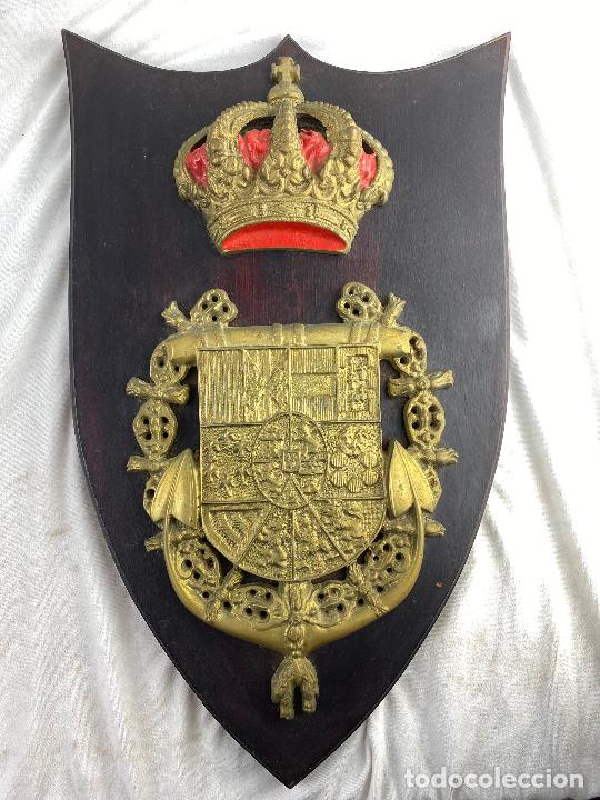 Militaria: Enorme METOPA MILITAR ESCUDO 30x50 cm