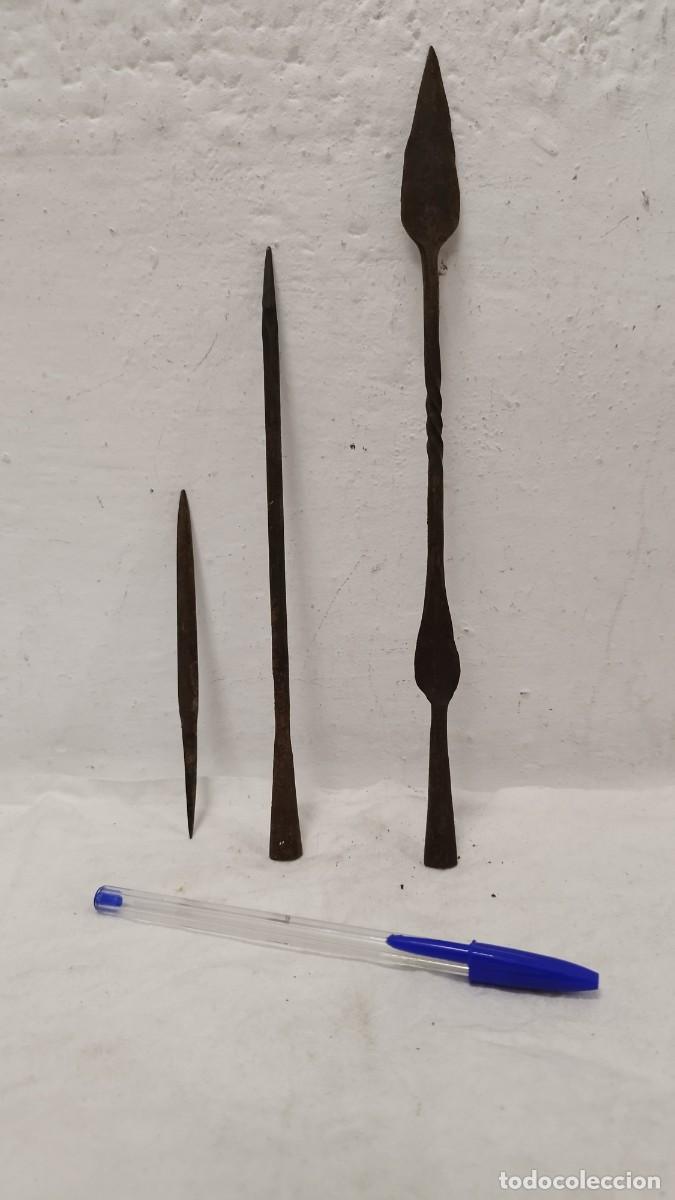 Military Antiques: Antiguo Lote de tres puntas de lanza