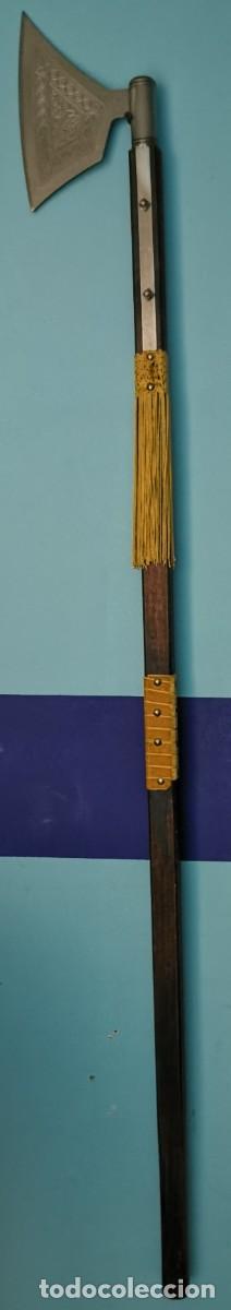 Military Antiques: Hacha Decorativa, 93 x 27 cms. Metal (Zamak-Calamina) y Mango en Madera. Peso: 1,15 kg. Ha sido