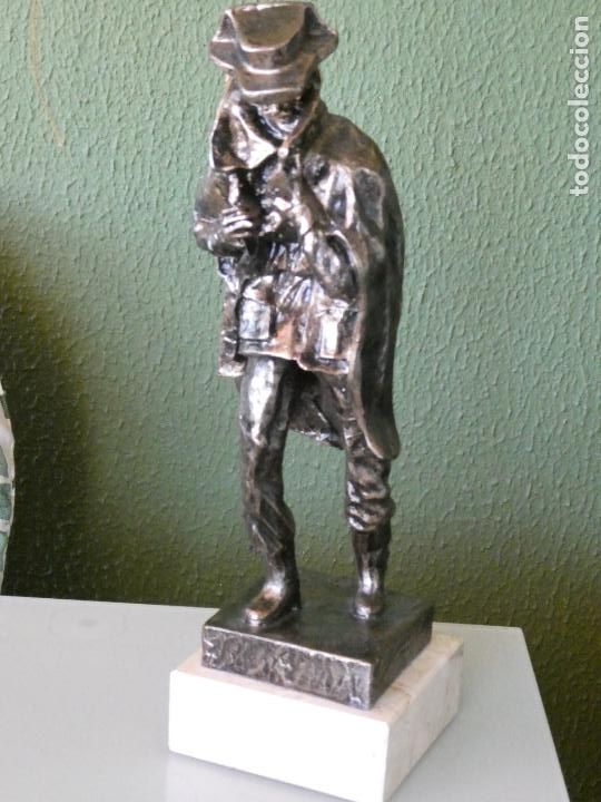 Militaria: GRAN FIGURA ANTIGUO AGENTE DE LA GUARDIA CIVIL ESPA&Ntilde;OLA. RESINA SOBRE M&Aacute;RMOL. 32CM. 1,9KG